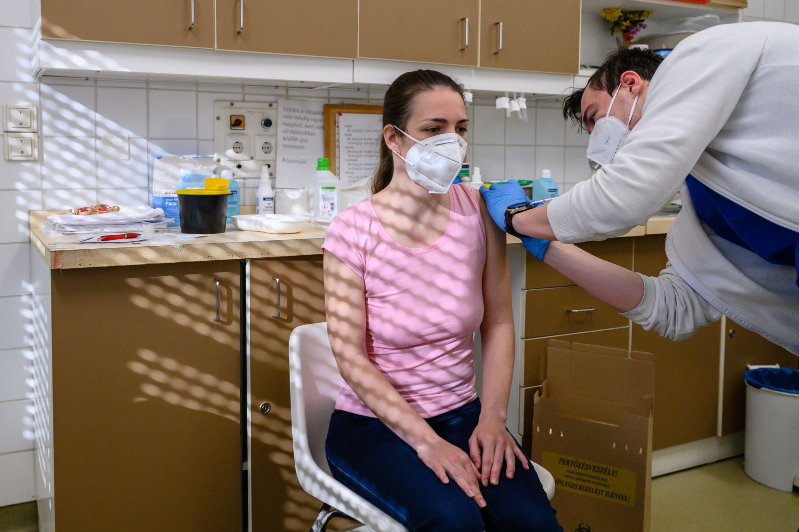 Így oltottak hétvégén a kórházban a Pfizer-BioNTech oltóanyaggal